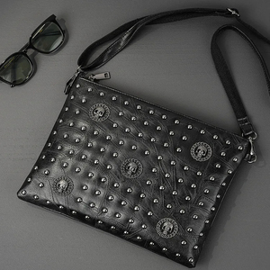 Bolso de Mano de Cuero PU de Negocios, Estilo Europeo 2024, con Patrón de Cabeza de Fantasma y Remaches, Gran Capacidad, Venta al por Mayor, Económico, para Hombre - Product Image 2