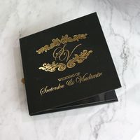 Chic personalizado negro Bi-fold Tapa dura folleto invitaciones de boda con lámina de oro acrílico transparente blanco RSVP tarjetas de bolsillo