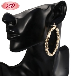 Nuevos <span class=keywords><strong>Aretes</strong></span> <span class=keywords><strong>de</strong></span> Aro Grandes <span class=keywords><strong>de</strong></span> Moda en <span class=keywords><strong>Oro</strong></span>, Precios en Pakistán - Product Image 5