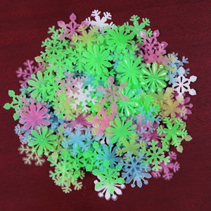 Pegatinas de pared con forma de copo de nieve que brillan en la oscuridad, autoadhesivas fluorescentes de plástico para decoración del hogar, coloridas, rosa, verde, azul - Product Image 1