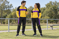 Ensemble d'entraînement de football personnalisé avec veste zippée et pantalon, blocs de couleurs d'équipe et placement graphique avec noms de joueurs individuels