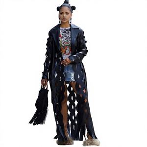 Manteaux longs unis pour femme, coupe ajustée, en laine et soie, style vintage, à manches régulières, avec détails ajourés en fourrure de lapin, collection Automne 2024 - Product Image 2