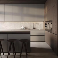 Armoires de cuisine en laque haute brillance avec finition en bois et supports de rangement en métal