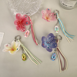 Porte-clés Fleur de Plumeria - Breloque de Sac Esthétique Estivale Tendance TikTok avec Pompon Tressé et Mini Pendentif Tongs - Product Image 1