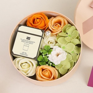 Novità 2023: Confezione Regalo con Candela Aromaterapica Rotonda e Fiori di Sapone per Compleanno, Fidanzata, <span class=keywords><strong>Madre</strong></span>, San Valentino - Product Image 3