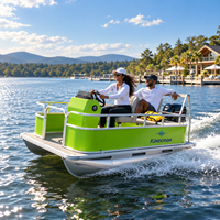 Bateau ponton familial 4 personnes, compact, en aluminium, avec pontons jumeaux et pont antidérapant, idéal pour les escapades en lac, les week-ends et la location en station balnéaire.