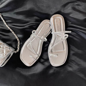 Sandalias planas de piel de vaca con diamantes de imitación para mujer, estilo hada delicado con lazo en el dedo, para exteriores, verano 2025 - Product Image 1