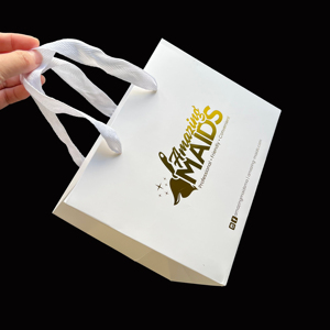 Bolsas de Papel Blancas con Logotipo Personalizado Impreso en Dorado - Bolsas de Compras para Boutique de Cuidado de la Piel y Cosméticos - Product Image 1
