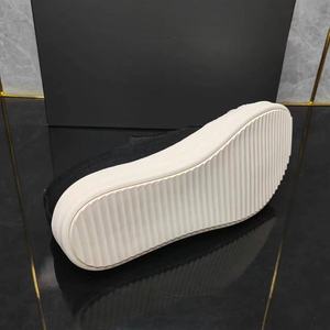 Chaussures de skate basses noires pour hommes, style rock minimaliste, design de créateur - Product Image 4