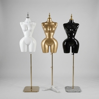 Mannequin de mode ajustable en plastique pour la partie supérieure du corps, style brésilien BBL, avec peinture dorée, torse aux courbes généreuses, poitrine et fessier volumineux, pour présentation de vêtements