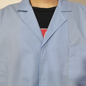 Bata de Trabajo de Manga Larga Antipolvo para Laboratorio y Taller de Alimentos de la Fábrica Zixi de Shanghái - Product Image 4