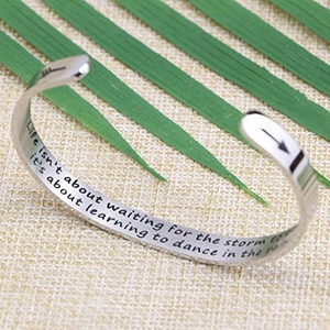 Bracelet Manchette Inspirant en Acier Inoxydable avec Citation Motivante : « Crois en toi comme je fais, continue à avancer » - Product Image 4