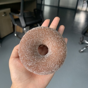 Donut de imitación clásico de chocolate al por mayor con azúcar glas para exhibición en tiendas, accesorios publicitarios DIY y para exhibición en mostradores - Product Image 1