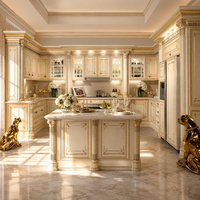 Meubles de cuisine modulaires classiques en bois blanc et or avec design de villa européenne et îlot en marbre beige