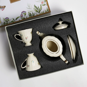 Service à thé rétro européen en céramique, motif fraise, avec théière, tasses et soucoupes à bord doré, style britannique - Product Image 2