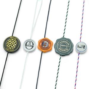 Etichette Personalizzate di Lusso in Tessuto con Logo in Rilievo, Cordino in Poliestere per Abbigliamento, Sigillo in Plastica per Etichette - Product Image 1