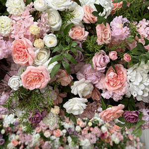 Arco de Flores Artificiales Romántico y Realista en Rosa Loto y Blanco - Fondo Perfecto para Bodas, Ceremonias y Fotos - Product Image 4