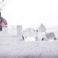 Apprendre le prisme de cristal photographie 4 pièces ensemble pyramide boule ronde triangle prisme carré corps science physique enseignement