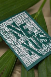 Etiquetas de Cartón para Ropa Bordadas Personalizadas de Alta Calidad, Diseño Único con Centro Plegable en 3D para Mostrar Información Textual Importante - Product Image 5