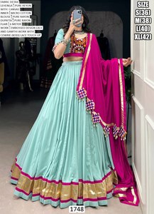 Lehenga Choli Moderno de Diseño con Bordado en Relieve, en Rayón Puro, Ropa Étnica India para Fiestas y Bodas con Pedrería de Alta Calidad - Product Image 2