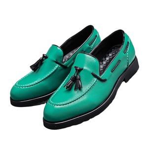 Venta al por mayor de gran tamaño de color puro Zapatos de vestir planos Slip-on moda borla mocasines zapatos para hombres de cuero - Product Image 1