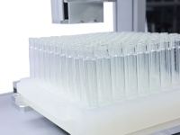 Sistem Pengeluaran Cairan Terprogram dengan Pompa Metering Keramik untuk Pengeluaran Reagen Laboratorium dan Aplikasi Otomatisasi