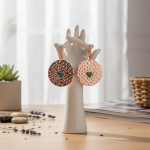 Boucles d'oreilles en argent sterling 925 avec pierre turquoise et motif rond martelé moderne et petit cœur - Product Image 3