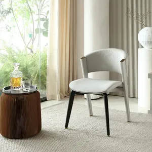 Venta al por mayor moderno elegante comedor americano Hotel restaurante 4 brazo tapizado espalda curvada imitación de cuero blanco sillas de comedor