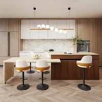 Meubles de cuisine modernes en bois clair avec design sans poignées, ensemble d'armoires contemporaines avec îlot en marbre et crédence en carreaux de ciment