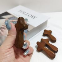 Croix Catholique en Bois Naturel Charme Artisanat Pendentif Cadeau de Pâques Prière pour le Christianisme Bois de Pin Tenant la Prière Objets Sacrés