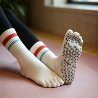 Chaussettes de yoga à 5 doigts rayées en gros, chaussettes de Pilates avec grip antidérapant en PVC, couleurs assorties pour femmes
