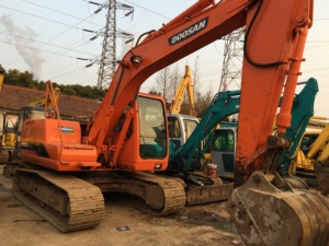 Excavatrice sur chenilles Doosan DH150 d'occasion à vendre / Excavatrice de taille moyenne fiable pour les projets de construction et de terrassement - Product Image 4