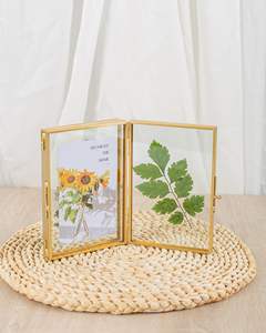 Cadre flottant triple articulé en métal doré de luxe pour 3 photos, idéal pour mariages et décoration intérieure - Product Image 5