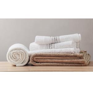 Envuélvase con la máxima comodidad con toallas de algodón egipcio hechas de fibras cortas largas que ofrecen una suavidad de absorción superior - Product Image 1