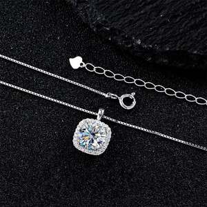 สร้อยคอเงินแท้ S925 ประดับเพชรโมอิสซาไนต์ทรงลูกบาศก์เล็ก - Product Image 5