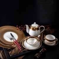 Assiette de présentation en porcelaine fine, motif bord doré personnalisé, écologique, pour hôtels, restaurants et mariages de luxe
