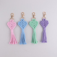 Porte-clés Cœur Tressé à la Main en Macramé avec Pompon, Breloque de Sac Bohème, Pendentif Cœur Tressé pour Sac à Dos et Décoration de Clés