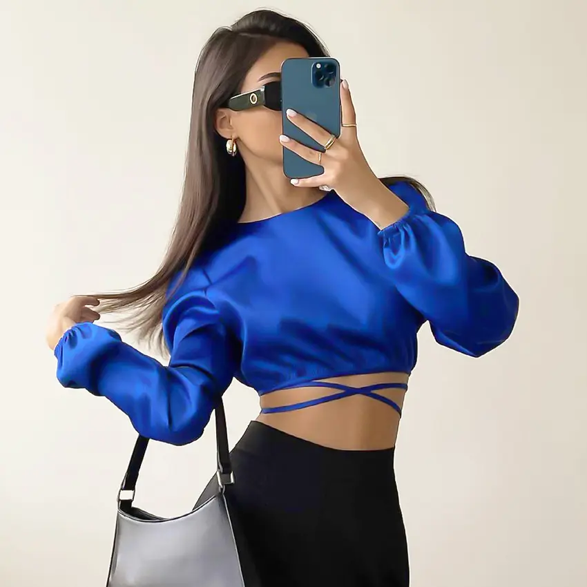 QS 2024 été nouveau Klein bleu court satin chemise femmes hauts avant et arrière conception portable