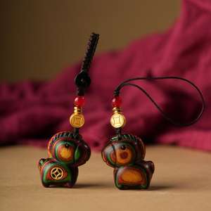 Porte-clés pendentif cheval en bois de santal, breloque cheval du zodiaque chinois en bois pour sac à dos et téléphone, cadeau du Nouvel An fait main - Product Image 1