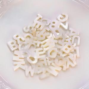 Cuentas cuadradas <span class=keywords><strong>de</strong></span> nácar <span class=keywords><strong>de</strong></span> 10 mm con letras, cuentas <span class=keywords><strong>de</strong></span> coral con iniciales, cuentas <span class=keywords><strong>de</strong></span> concha con alfabeto para la fabricación <span class=keywords><strong>de</strong></span> joyería DIY, personalización rápida. - Product Image 6