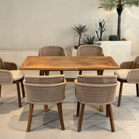 Table de jardin en bois avec plateau rectangulaire et pieds croisés pour terrasse extérieure