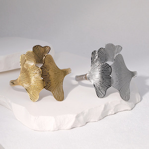 Bracelet en acier inoxydable inaltérable et étanche, design créatif Ginkgo Biloba, luxe léger, haut de gamme, ne se décolore pas - Product Image 1