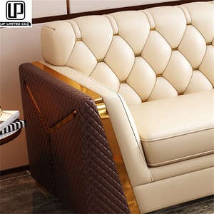 Sofá de Cuero de Diseño Italiano Europeo de Lujo Exclusivo para Sala de Estar con Detalles en Madera - Product Image 4