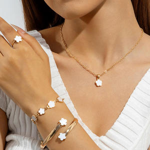 เครื่องประดับข้ามพรมแดนแบบยุโรปและอเมริกาแฟชั่นสร้อยคอรูปดอกไม้นำโชคห้าใบเรียบง่ายเรียบง่าย - Product Image 4