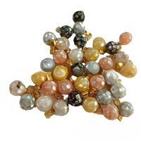 Perles de nacre multicolores en forme de cube pour le bricolage de colliers, de bracelets et de pendentifs.