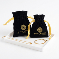 Pochette carrée en velours sérigraphiée avec logo personnalisé, sac d'emballage pour bijoux en faux daim avec cordon de serrage pour le rangement des bijoux