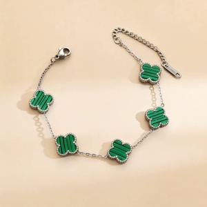 Bracciale in acciaio inossidabile con quadrifoglio, design a cinque fiori su entrambi i lati, resistente allo sbiadimento, alla moda e dall'aspetto di alta gamma. - Product Image 3