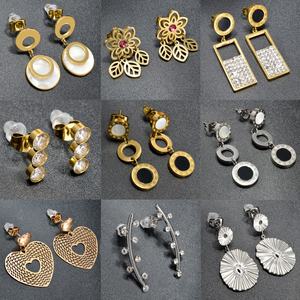 Pendientes de Moda Hipoalergénicos de Acero Inoxidable con Baño de Oro de 18K y Diseño Geométrico de Pompones, Pendientes Modernos para Mujer - Product Image 6