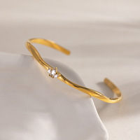 Gelang Manset Bergelombang Baja Tahan Karat Lapis Emas PVD 18K Tahan Air, Berhiaskan CZ Marquise Bentuk Bunga Teratai, Gelang Manset Terbuka untuk Wanita, Grosir