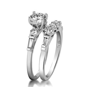 Anello coordinato scintillante da donna, elegante gioiello da dito lucido, accessorio alla moda per tutti i giorni e per feste - Product Image 1